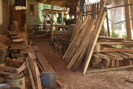 materias primas de madera y herramientas de trabajo para muebles y artesanías. madera fuerte y buena.