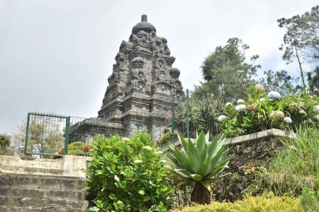 Bima-Tempel in Dieng, Zentraljava, Indonesien. Dieser Tempel ist eine berühmte Touristenattraktion