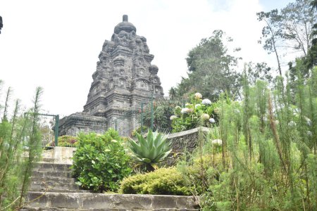 Bima-Tempel in Dieng, Zentraljava, Indonesien. Dieser Tempel ist eine berühmte Touristenattraktion