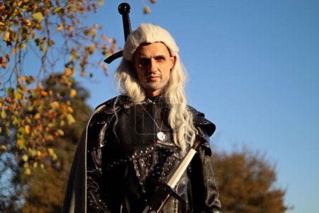 Foto de Lucca, Toscana, Italia - 29 de octubre de 2022: Cosplayer vestido como Geralt of Rivia, personaje de la serie de televisión The Witcher at the Lucca Comics and Games 2022 cosplay event. - Imagen libre de derechos
