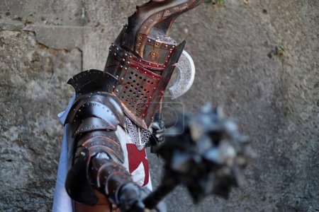 Foto de Lucca, Toscana, Italia - 30 de octubre de 2022: Cosplayer vestido como Caballero Templario, guerrero medieval en el evento cosplay Lucca Comics and Games 2022. - Imagen libre de derechos