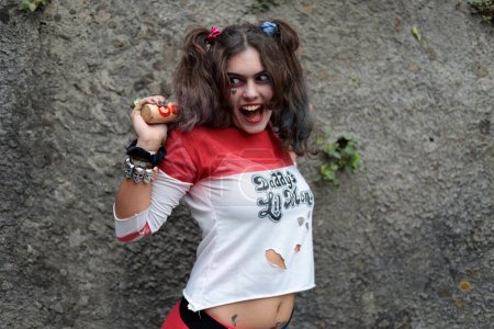 Foto de Lucca, Toscana, Italia - 1 de noviembre de 2022: Chica cosplayer vestida como Harley Quinn, personaje del universo DC en el evento cosplay Lucca Comics and Games 2022. - Imagen libre de derechos