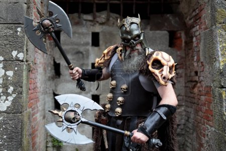 Foto de Lucca, Toscana, Italia - 1 de noviembre de 2022: Cosplayer vestido como un guerrero vikingo en el evento cosplay Lucca Comics and Games 2022. - Imagen libre de derechos