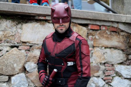 Foto de Lucca, Toscana, Italia - 1 de noviembre de 2022: Cosplayer vestido como Daredevil, superhéroe de la serie Marvel en el evento cosplay Lucca Comics and Games 2022. - Imagen libre de derechos