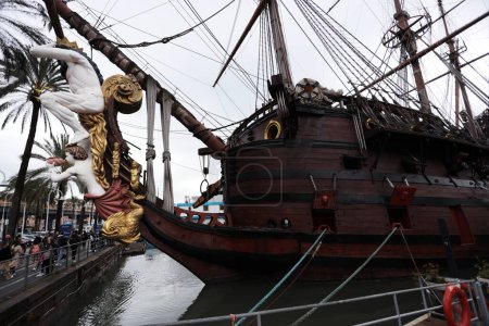 Foto de Génova, Italia - 31 de marzo de 2024: El buque Neptuno, inspirado imaginativamente por un buque español de finales del siglo XVII. - Imagen libre de derechos