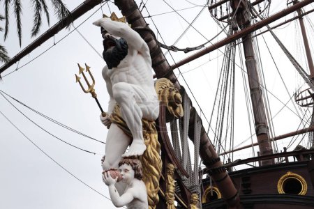 Foto de Detalle de proa del buque Neptuno, imaginativamente inspirado en un buque español de finales del siglo XVII. - Imagen libre de derechos