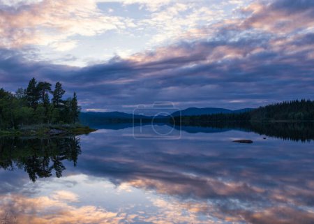 Téléchargez les photos : Beautiful sunset over lake Ostersjon near Tannas close to the Swedish village Tannas - en image libre de droit