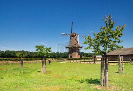 Téléchargez les photos : Vilsterse Molen est un moulin à tour situé près du village de Vilsteren, entre Dalfsen et Ommen, dans la province d'Overijssel. - en image libre de droit