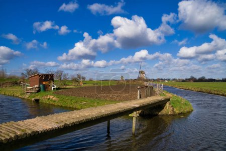Brücke zu einem Schrebergarten in der Nähe des niederländischen Dorfes Kinderdijk