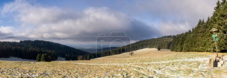 Téléchargez les photos : Vue enneigée sur la prairie alpine appelée Neuhofer Wiese dans la forêt thuringienne près du village allemand Xoode - en image libre de droit
