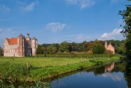 Vista del hermoso castillo Croy y su puerta de entrada en un paisaje verde cerca de Aarle-Rixtel en Brabante Septentrional