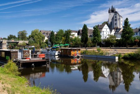 Téléchargez les photos : Vue sur la rivière Lahn au château de Grafenschloss dans la ville allemande Diez - en image libre de droit