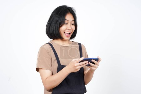 Téléchargez les photos : Jouer jeu mobile sur smartphone de belle femme asiatique isolé sur fond blanc - en image libre de droit