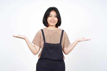 Foto de Mostrando y presentando dos productos en palma abierta de hermosa mujer asiática aislada en blanco - Imagen libre de derechos