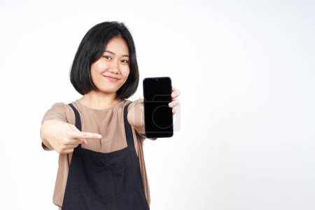 Foto de Mostrando aplicaciones o anuncios en pantalla en blanco Smartphone de hermosa mujer asiática aislado sobre fondo blanco - Imagen libre de derechos