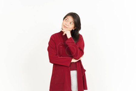 Téléchargez les photos : Geste de pensée de belle asiatique femme portant chemise rouge isolé sur fond blanc - en image libre de droit