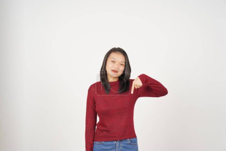 Junge Asiatin in rotem T-Shirt zeigt auf Kopierraum auf weißem Hintergrund