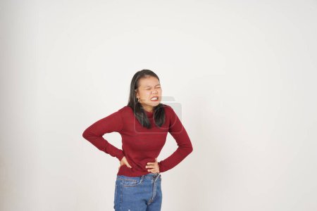 Junge Asiatin im roten T-Shirt leidet unter Bauchschmerzen, Bauchschmerzen isoliert auf weißem Hintergrund