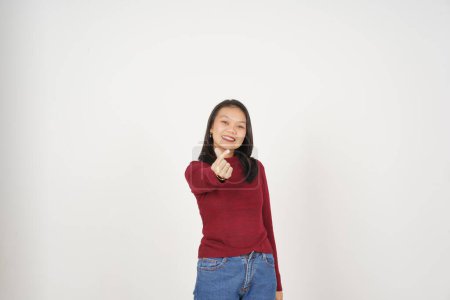 Junge Asiatin in rotem T-Shirt zeigt koreanische Liebe Finger isoliert auf weißem Hintergrund