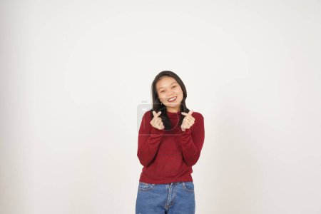 Joven mujer asiática en camiseta roja mostrando el dedo del amor coreano aislado sobre fondo blanco