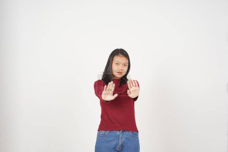Junge Asiatin in rotem T-Shirt Handbewegung stoppen, Ablehnungskonzept isoliert auf weißem Hintergrund