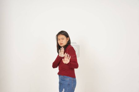 Mujer asiática joven en camiseta roja Detener gesto de la mano, concepto de rechazo aislado sobre fondo blanco