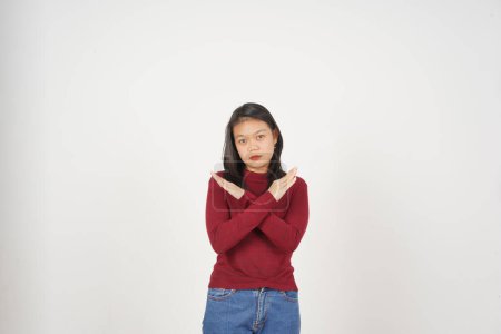 Jeune femme asiatique en t-shirt rouge concept de rejet des bras croisés isolé sur fond blanc