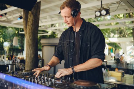 Téléchargez les photos : DJ au travail sur l'aire de jeux d'été. - en image libre de droit