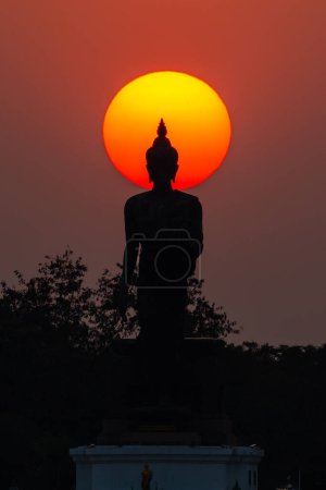 Foto de Cabeza de estatua de Buda imagen rodeada de sol durante la puesta del sol en Budda monthon en Nakhon Pathom, Tailandia - Imagen libre de derechos