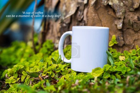 Foto de Cita de café Una taza de café puede ser un momento de calma en un día ajetreado. Con una taza blanca en blanco cerca de un árbol - Imagen libre de derechos