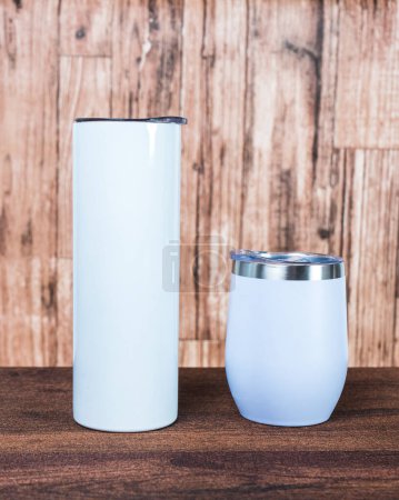 Foto de Una cautivadora imagen de maqueta muestra el encanto minimalista de un vaso blanco en blanco, cuidadosamente dispuesto para el deleite visual - Imagen libre de derechos
