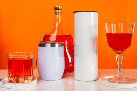 Foto de Una cautivadora imagen de maqueta muestra el encanto minimalista de un vaso blanco en blanco en un elegante arreglo temático del vino - Imagen libre de derechos