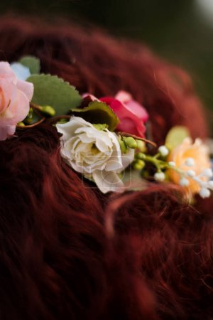 Foto de Close-up of the bride's hairstyle. Curls. Jewelry with pearls for hair. Wedding ceremony. Preparation of the bride. Hairstylist - Imagen libre de derechos
