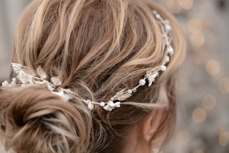 Téléchargez les photos : Close-up of the bride's hairstyle. Curls. Jewelry with pearls for hair. Wedding ceremony. Preparation of the bride. Hairstylist - en image libre de droit