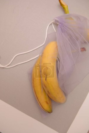 Foto de Plátanos en bolsa de red ecológica - Imagen libre de derechos