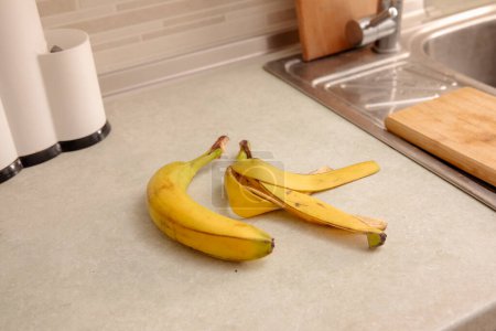 Téléchargez les photos : Peau de banane sur la table - en image libre de droit
