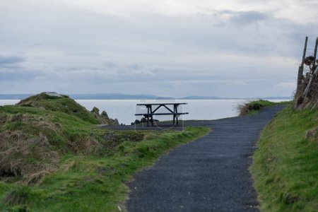 Rückzug an der nordirischen Küste: Friedlicher Blick auf die Bänke am Meer