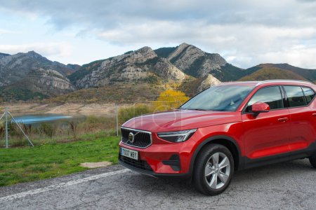 Téléchargez les photos : Caldas de Luna, Espagne ; 11092022 : Nouveau Volvo XC40 en couleur rouge, une voiture pour ceux qui aiment la nature. - en image libre de droit