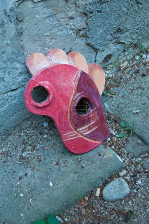 Foto de Carnival in Italy. Abandoned ceramic mask on the street in Orvieto. - Imagen libre de derechos