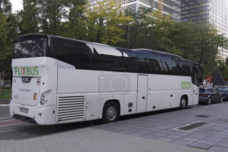 Foto de Primer plano de un autobús europeo de larga distancia interurbano internacional, con el logotipo verde de flixbus, estacionado en las calles urbanas de Bruselas - Imagen libre de derechos