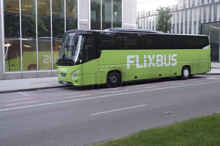 Foto de Primer plano de un autobús interurbano internacional de larga distancia verde europeo, con logo de flixbus blanco, estacionado en las calles urbanas de Bruselas - Imagen libre de derechos