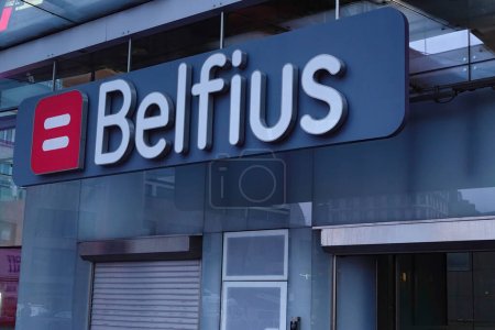 Foto de Bruselas, Brabante, Bélgica 11 17 2023 - Primeros planos a primera hora de la mañana en la entrada principal del banco Belfius Finance con logo - Imagen libre de derechos