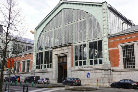 Téléchargez les photos : Vue sur la rue vue grand angle sur l'entrée de la gare historique entièrement rénovée de Gare martime dans le quartier Tour and Taxis de Bruxelles - en image libre de droit