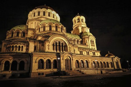 Téléchargez les photos : Sofia City, Sofia Province, Bulgarie 12 12 2023 Gros plan sur la cathédrale Alexander Nevsky illuminée la nuit dans la capitale - en image libre de droit