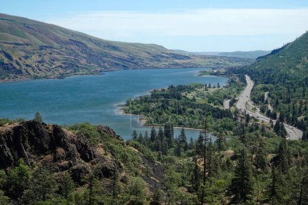 Foto de Vista panorámica amplia y de ángulo alto sobre el valle del desfiladero del río Columbia desde el mirador del ctrest de Rowena en Oregon - Imagen libre de derechos