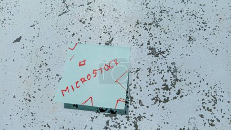 Foto de Fotografía del objeto temático de negocios y dinero con texto en la nota que dice "Microstock" - Imagen libre de derechos