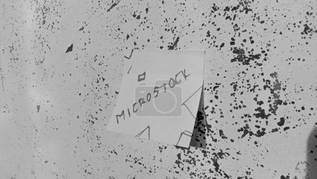 Foto de Fotografía del objeto temático de negocios y dinero con texto en la nota que dice "Microstock" - Imagen libre de derechos