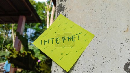 Foto de Texto con las palabras "Internet" en una nota publicada en la pared - Imagen libre de derechos