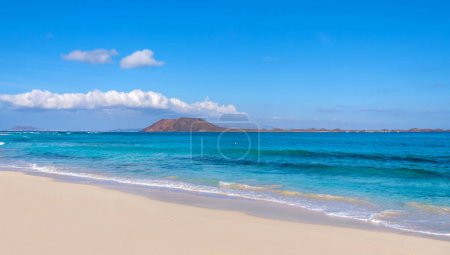 Téléchargez les photos : Vue sur la plage de Corralejo et l'île de Lobos, l'eau bleue et le sable doré et l'île des Canaries Fuerteventura, Espagne. - en image libre de droit