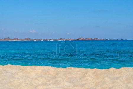 Téléchargez les photos : Vue sur la plage de Corralejo et l'île de Lobos, l'eau bleue et le sable doré et l'île des Canaries Fuerteventura, Espagne. - en image libre de droit
